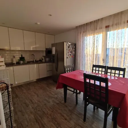 Cachinnans & אכסניה